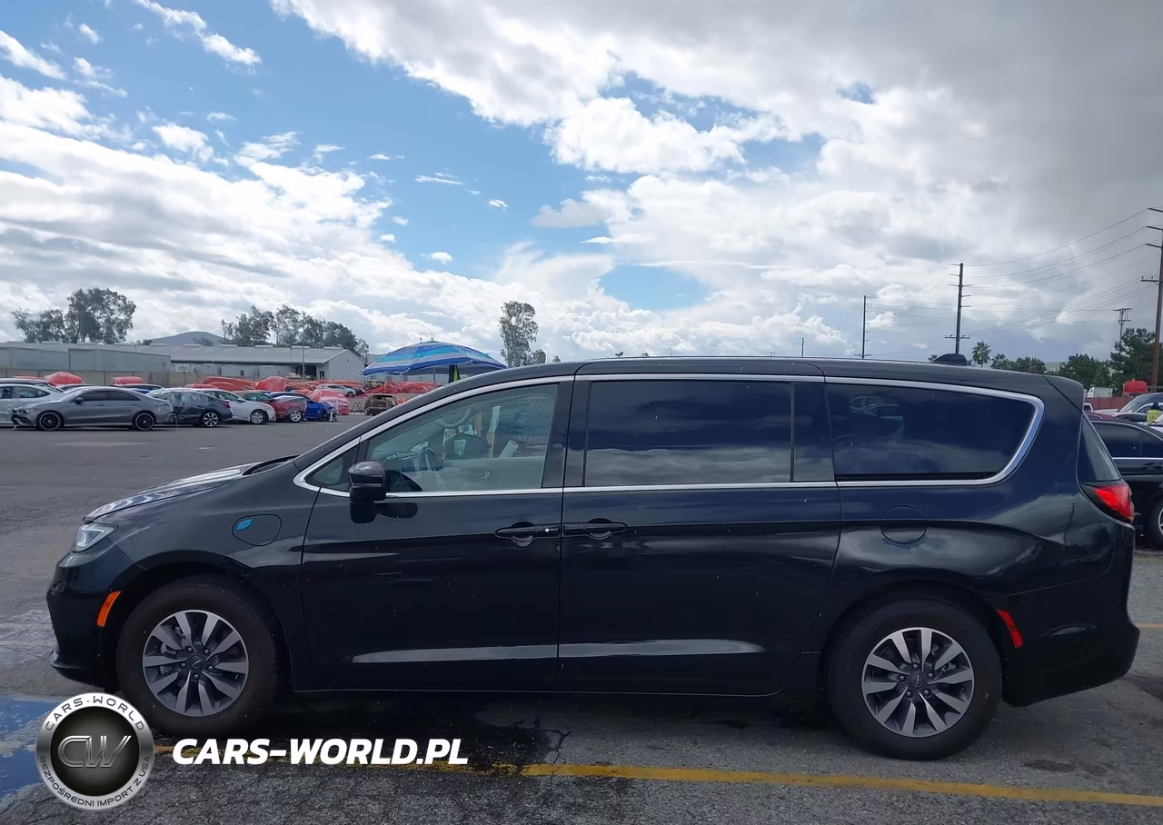 2023 Chrysler Pacifica Hybrid Touring L VIN:2C4RC1L77PR599010 - 15