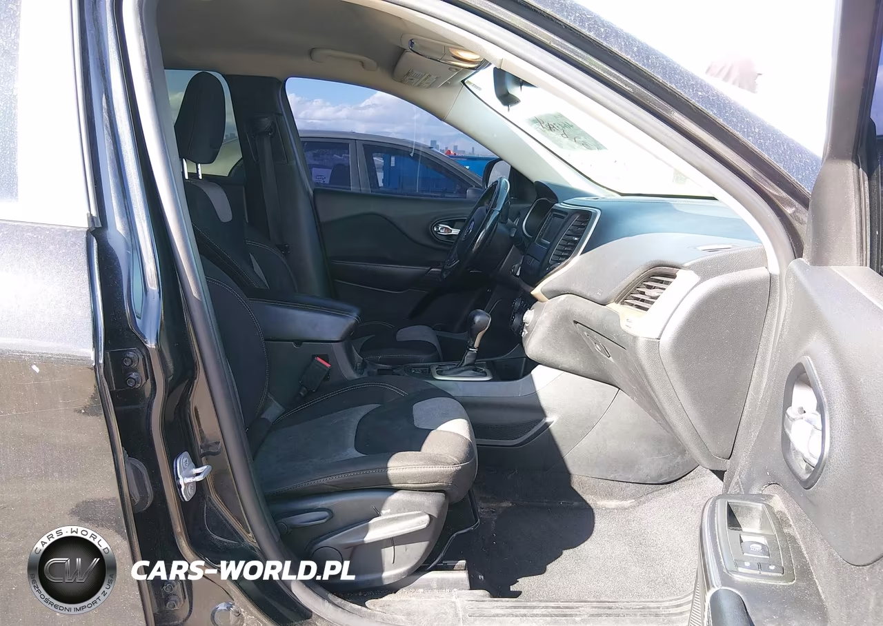2014 Jeep Cherokee Latitude VIN:1C4PJLCB2EW208637 - 5