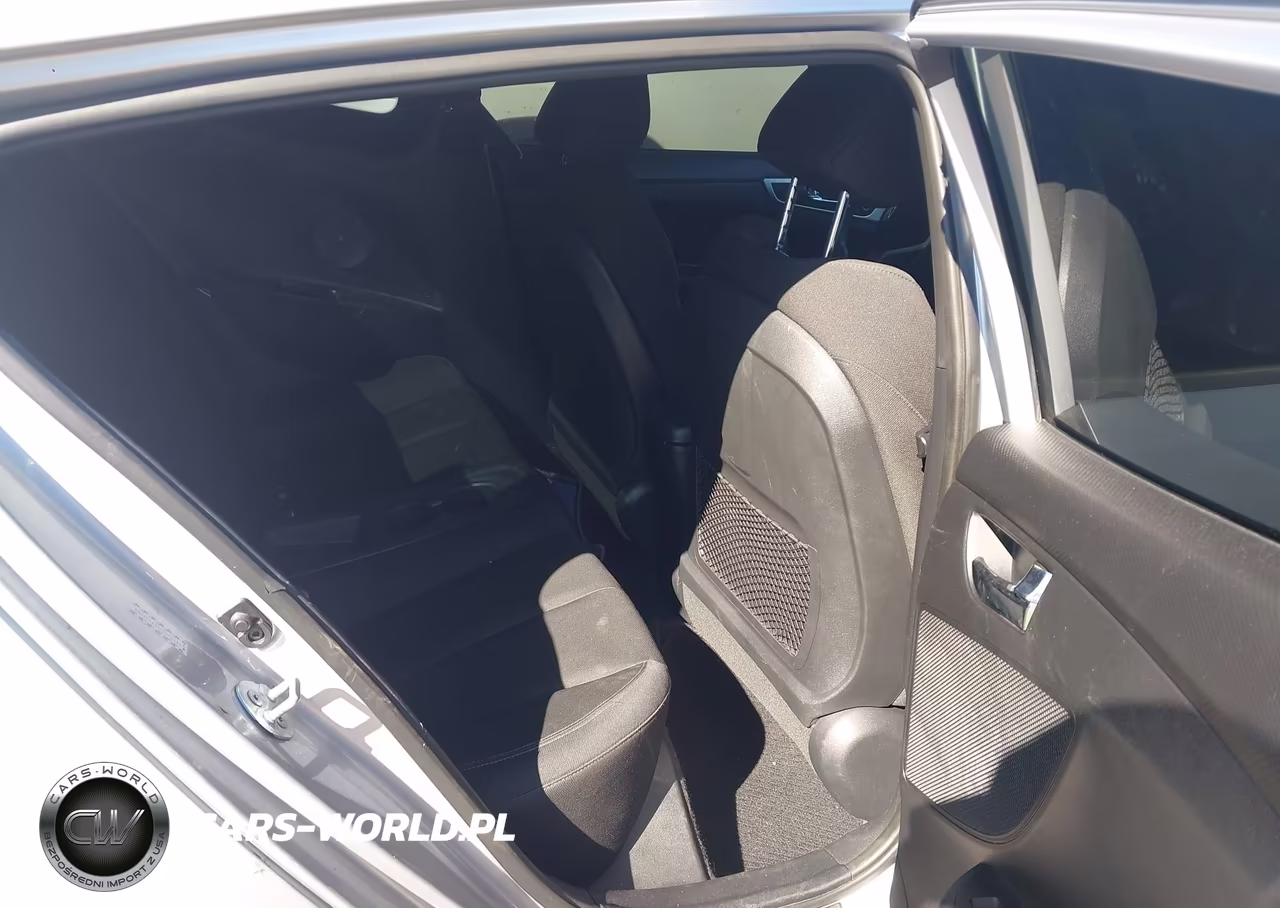 2016 Hyundai Veloster VIN:KMHTC6AD9GU274983 - 8