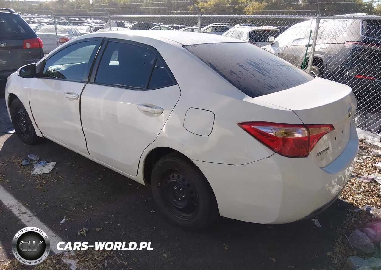2018 Toyota Corolla Le VIN:5YFBURHE7JP803025 - 3