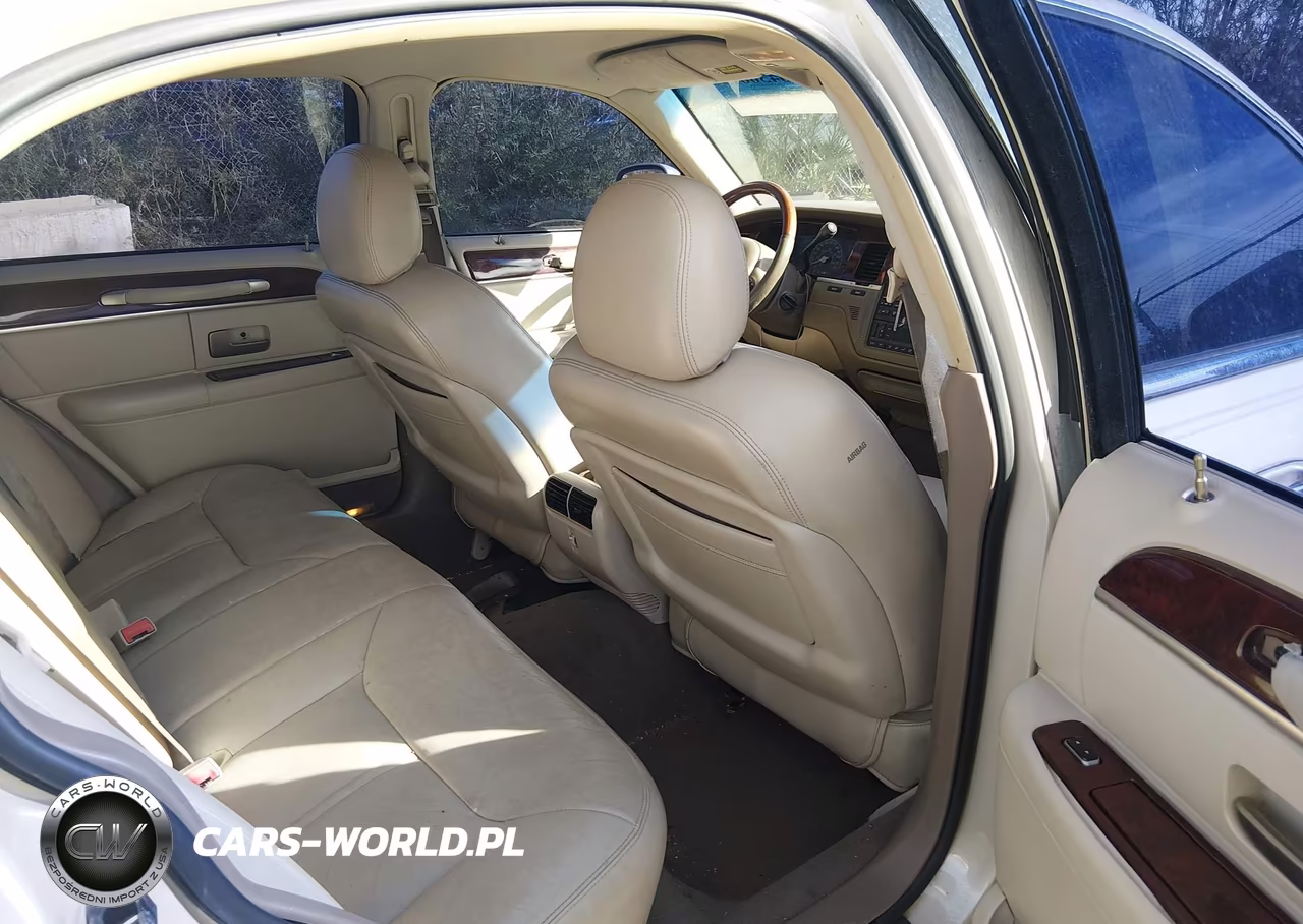 2003 Lincoln Town Car Cartier VIN:1LNHM83W93Y644300 - 8
