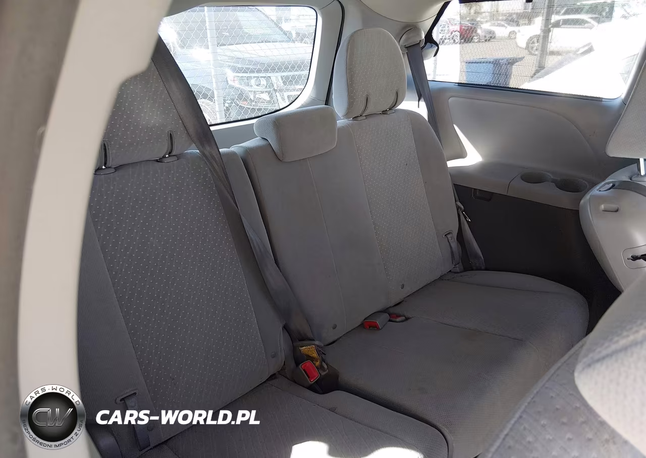 2018 Toyota Sienna Le VIN:5TDKZ3DC7JS959852 - 17