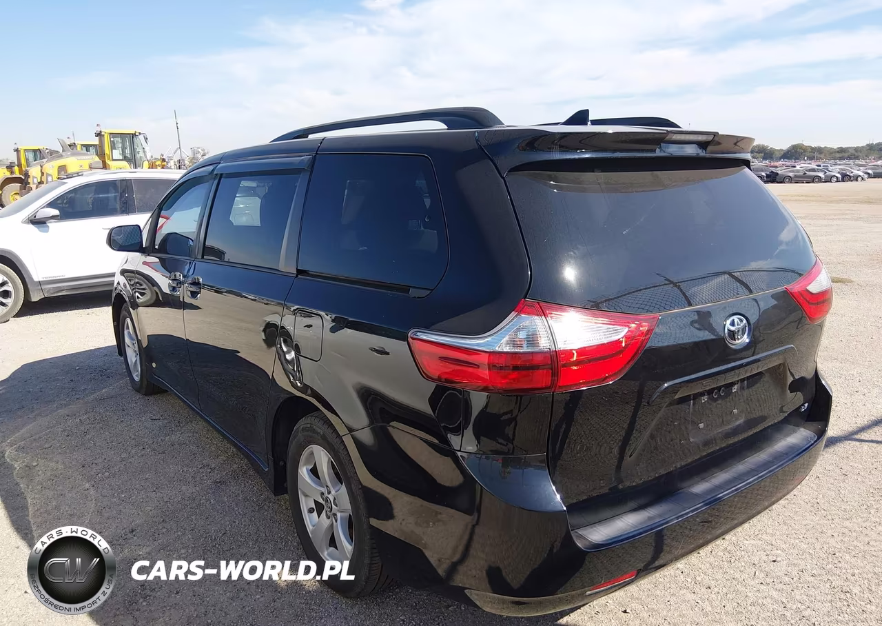 2018 Toyota Sienna Le VIN:5TDKZ3DC7JS959852 - 3