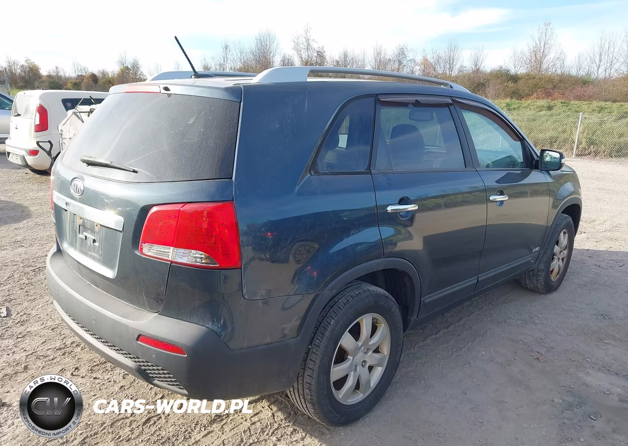 2011 Kia Sorento Lx VIN:5XYKTCA11BG099174 - 4