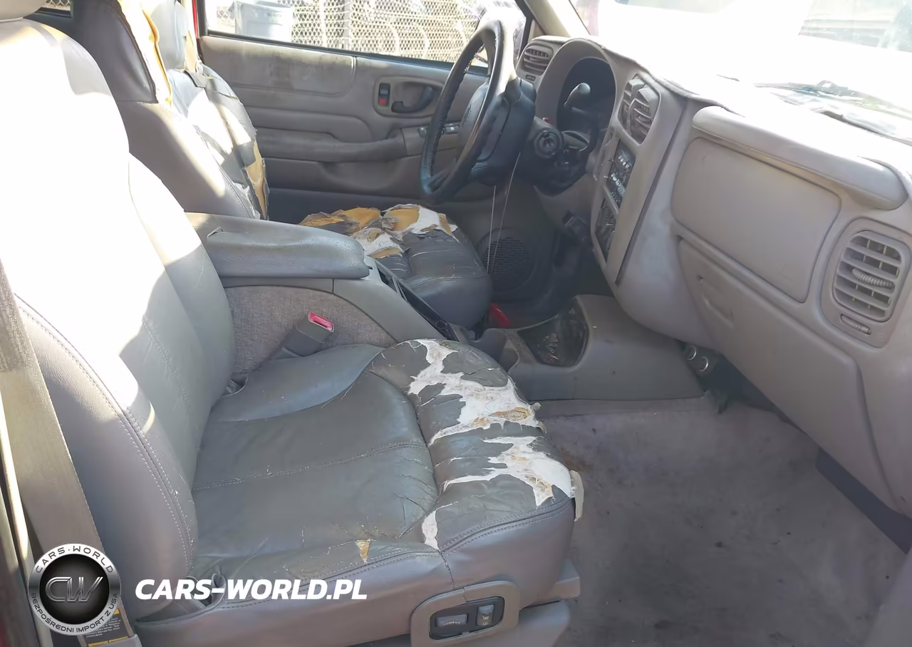 1999 Chevrolet Blazer VIN:1GNCS13W0X2111831 - 5