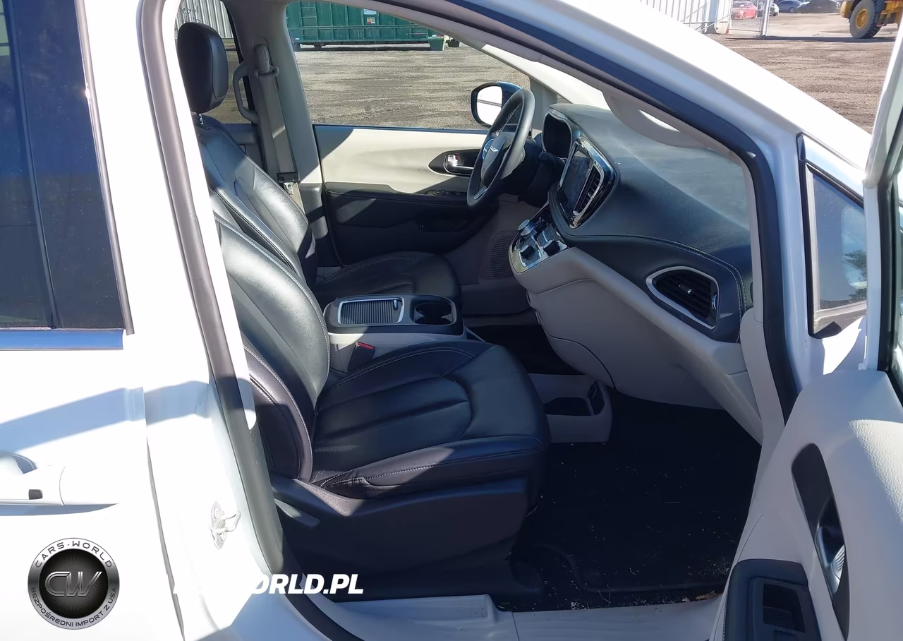 2024 Chrysler Pacifica Hybrid Select VIN:2C4RC1S70RR153480 - 5