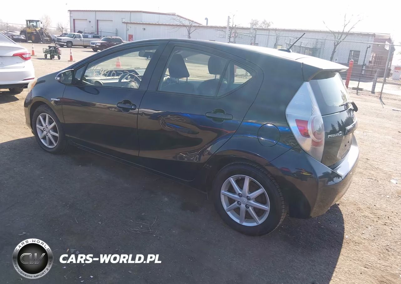 2013 Toyota Prius C Three VIN:JTDKDTB37D1541293 - 3