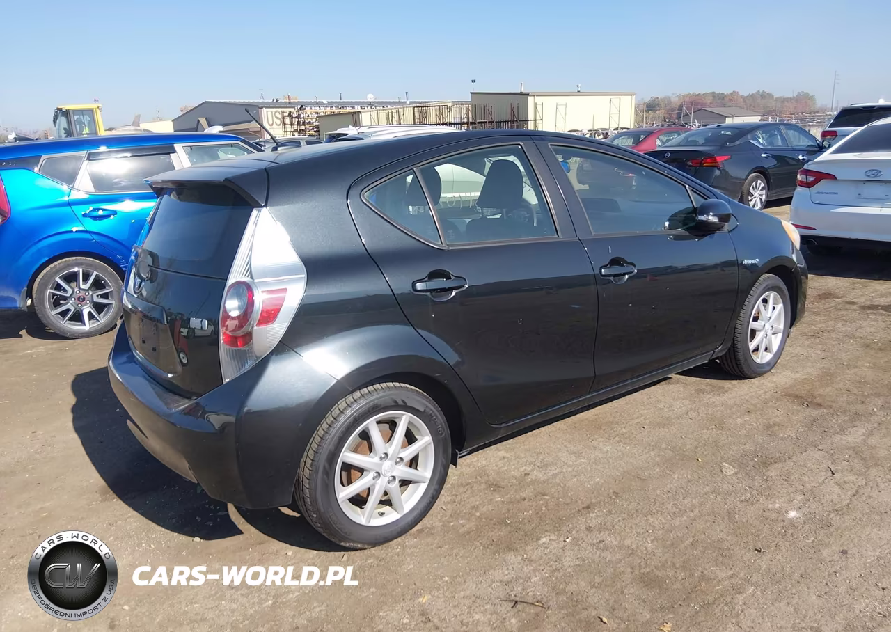 2013 Toyota Prius C Three VIN:JTDKDTB37D1541293 - 4