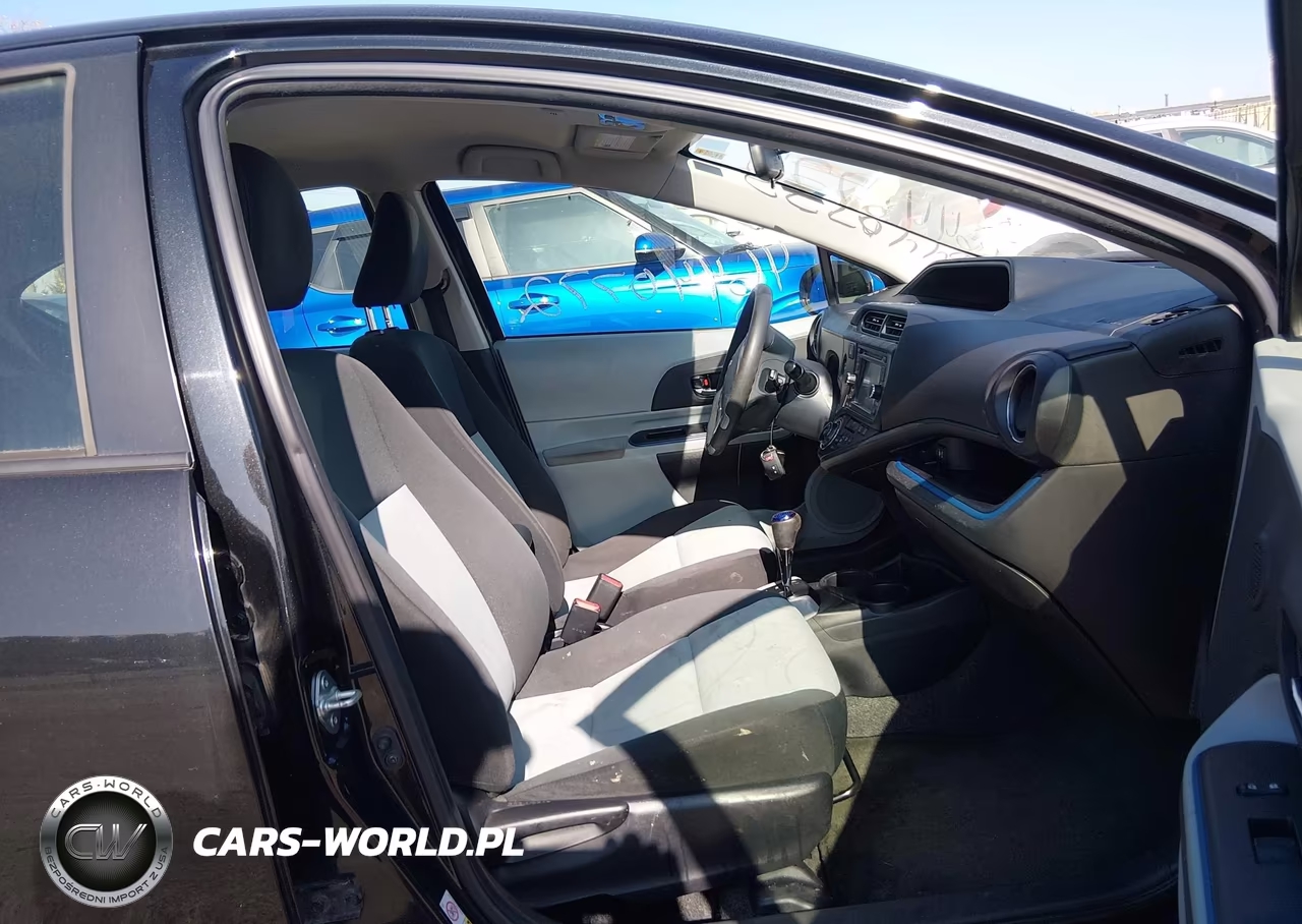 2013 Toyota Prius C Three VIN:JTDKDTB37D1541293 - 5