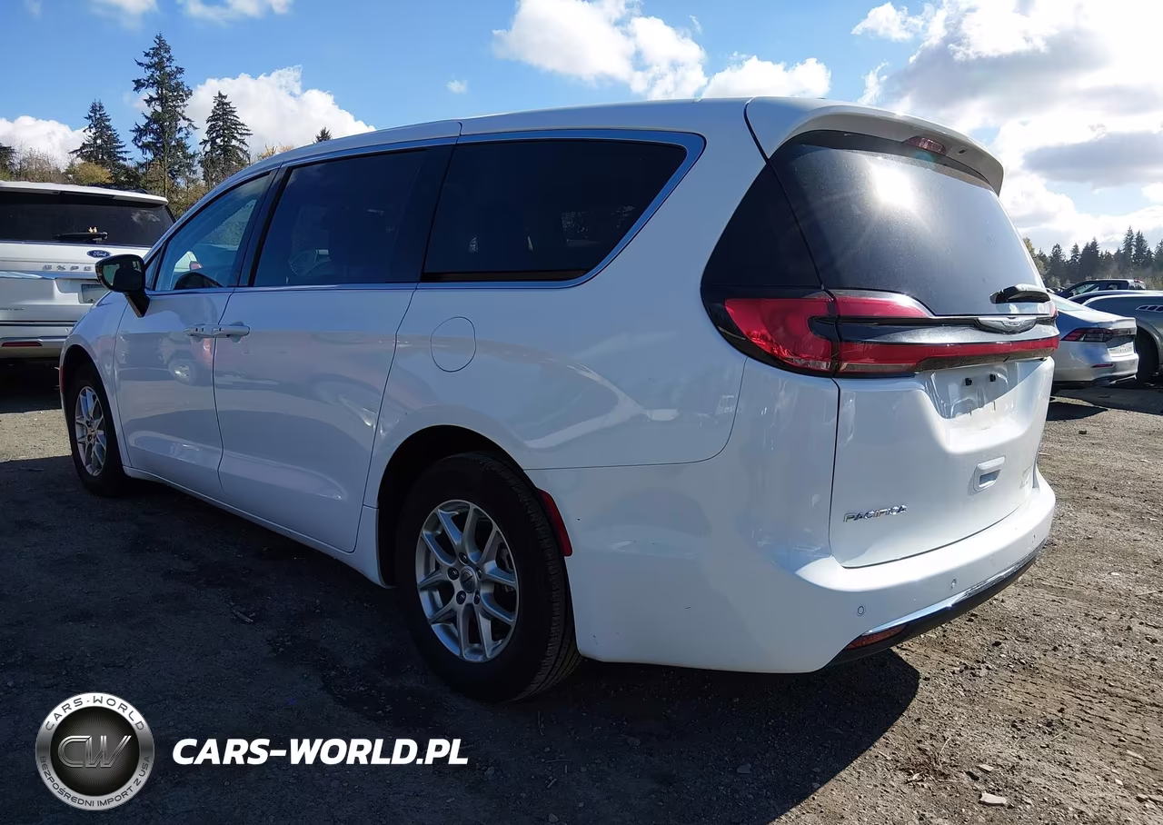 2024 Chrysler Pacifica Touring L VIN:2C4RC1BG2RR152251 - 3