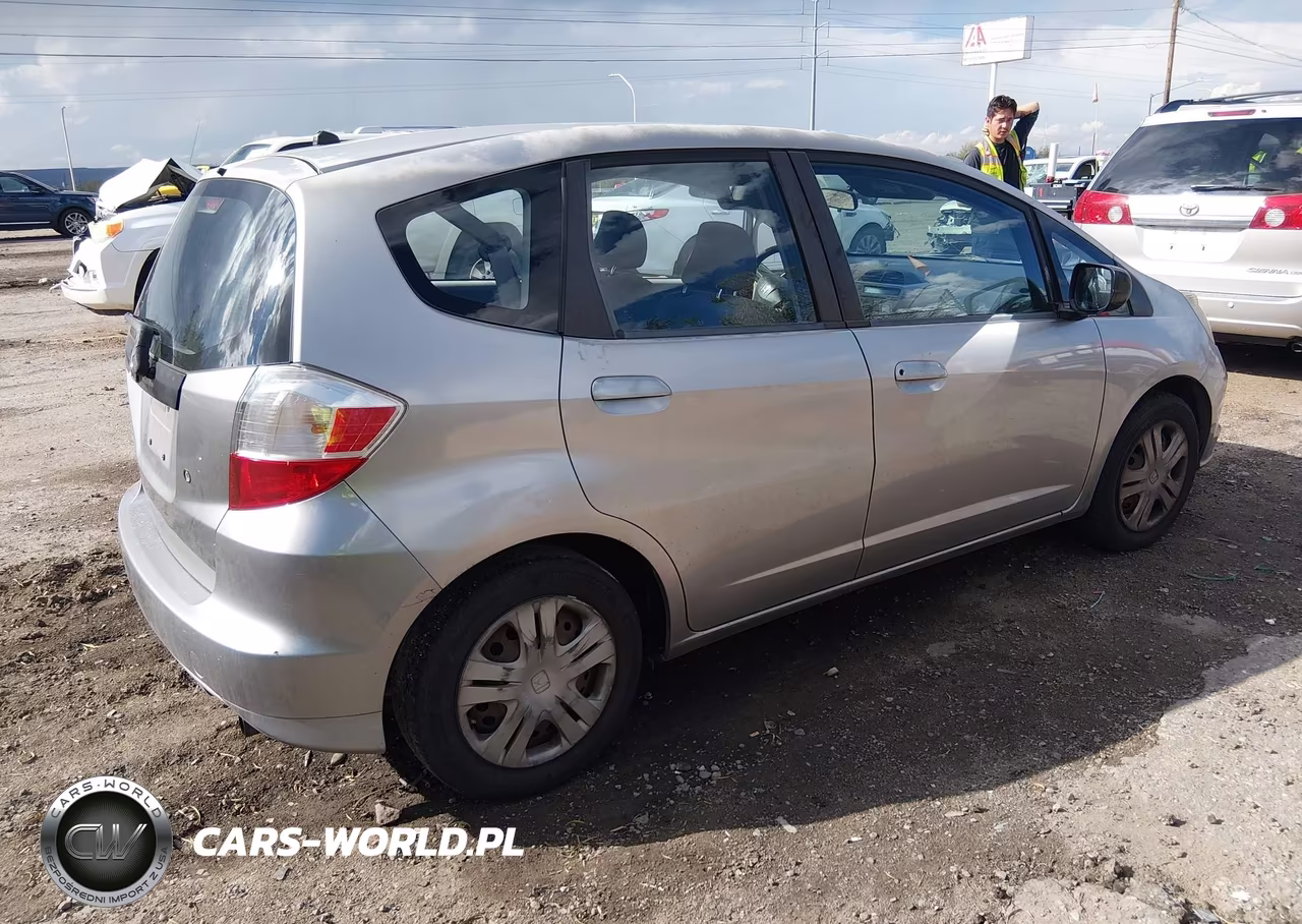 2010 Honda Fit VIN:JHMGE8H26AC019994 - 4