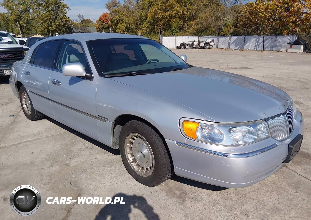 1999 Lincoln Town Car Executive VIN:1LNHM81W0XY714050 - 1
