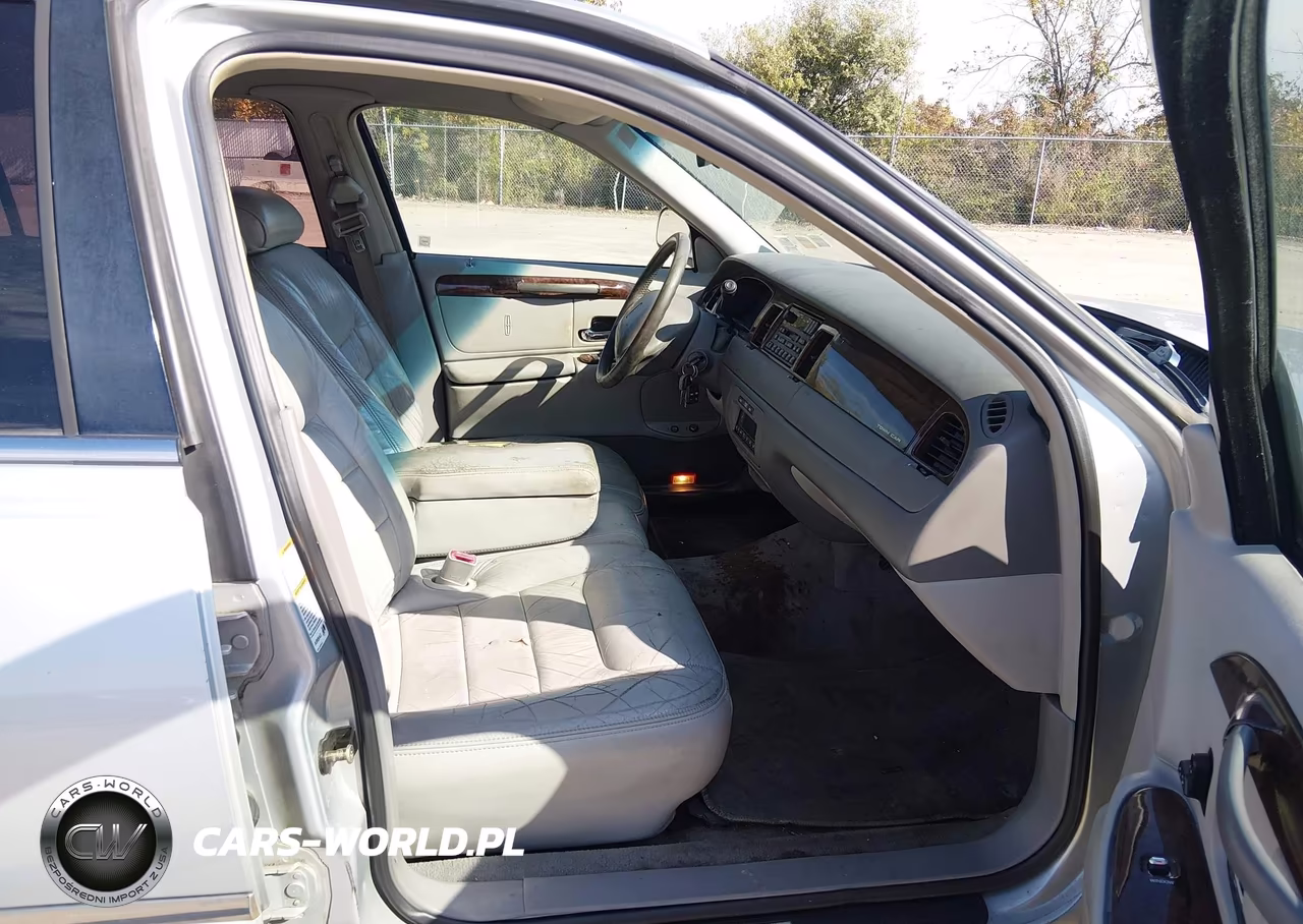 1999 Lincoln Town Car Executive VIN:1LNHM81W0XY714050 - 5