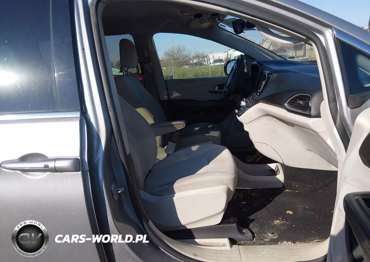 2017 Chrysler Pacifica Touring VIN:2C4RC1DG5HR502340 - 5