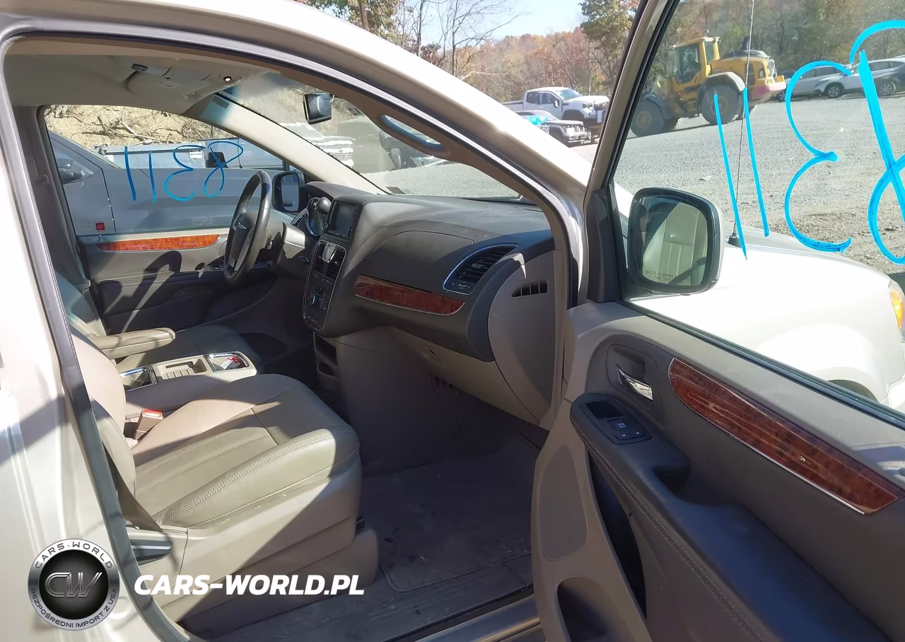 2016 Chrysler Town & Country Touring VIN:2C4RC1BG5GR229000 - 5