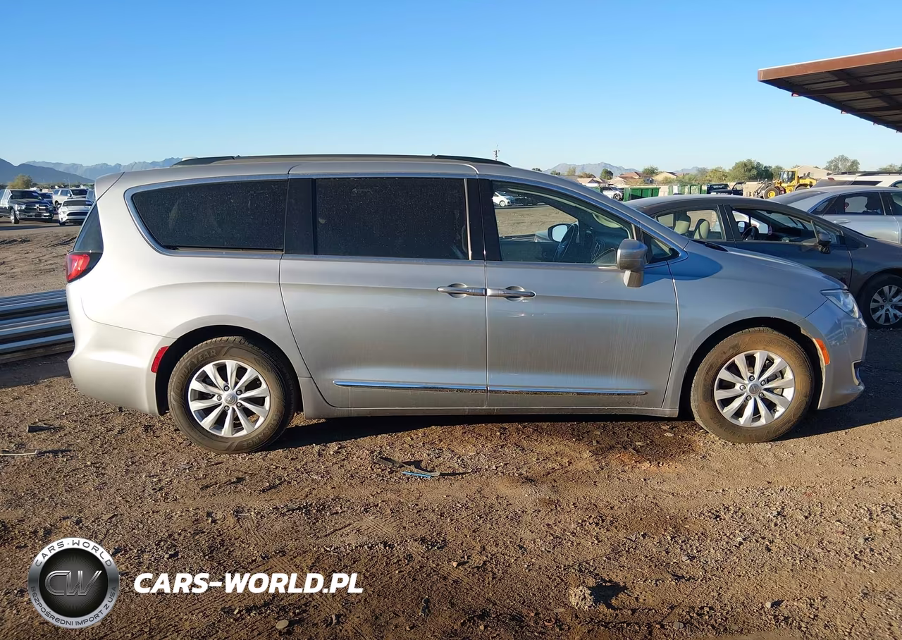 2017 Chrysler Pacifica Touring-L VIN:2C4RC1BG1HR614359 - 13