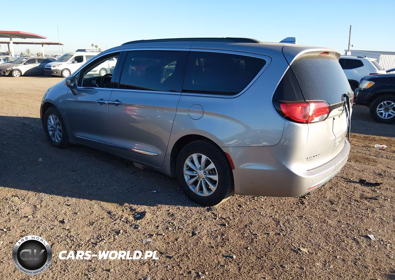 2017 Chrysler Pacifica Touring-L VIN:2C4RC1BG1HR614359 - 3