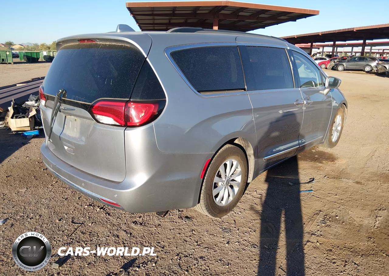 2017 Chrysler Pacifica Touring-L VIN:2C4RC1BG1HR614359 - 4