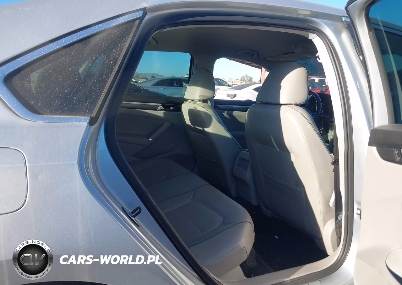 2017 Volkswagen Passat 1.8T R-Line VIN:1VWDT7A34HC068481 - 8
