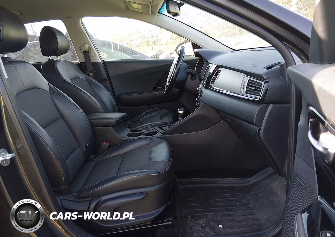 2019 Kia Niro S Touring VIN:KNDCC3LC5K5260041 - 5