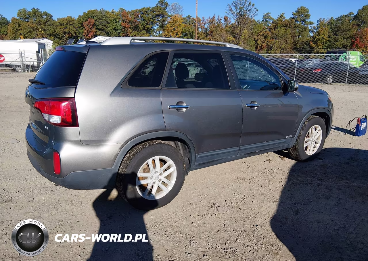 2015 Kia Sorento Lx V6 VIN:5XYKTDA70FG658732 - 4