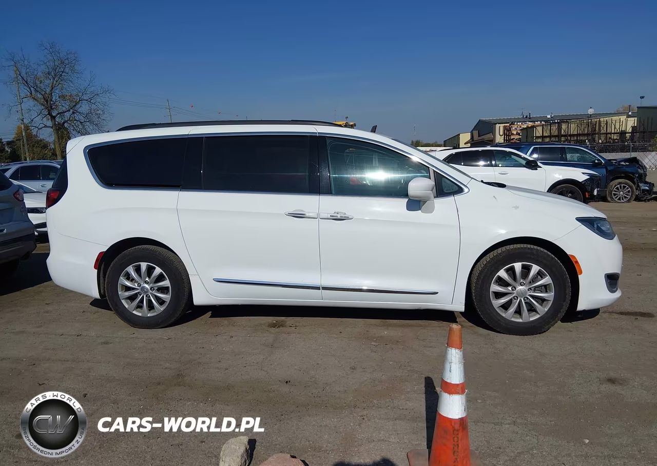 2017 Chrysler Pacifica Touring-L VIN:2C4RC1BG8HR744106 - 13