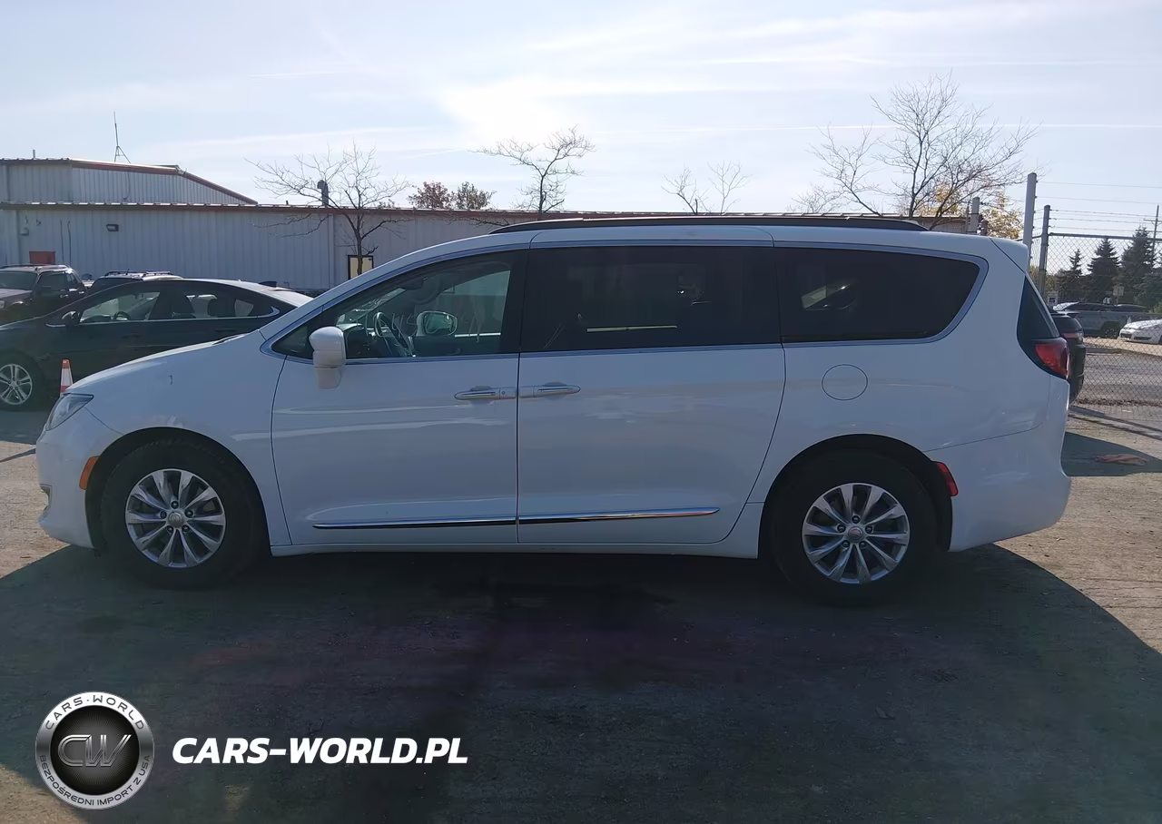 2017 Chrysler Pacifica Touring-L VIN:2C4RC1BG8HR744106 - 14