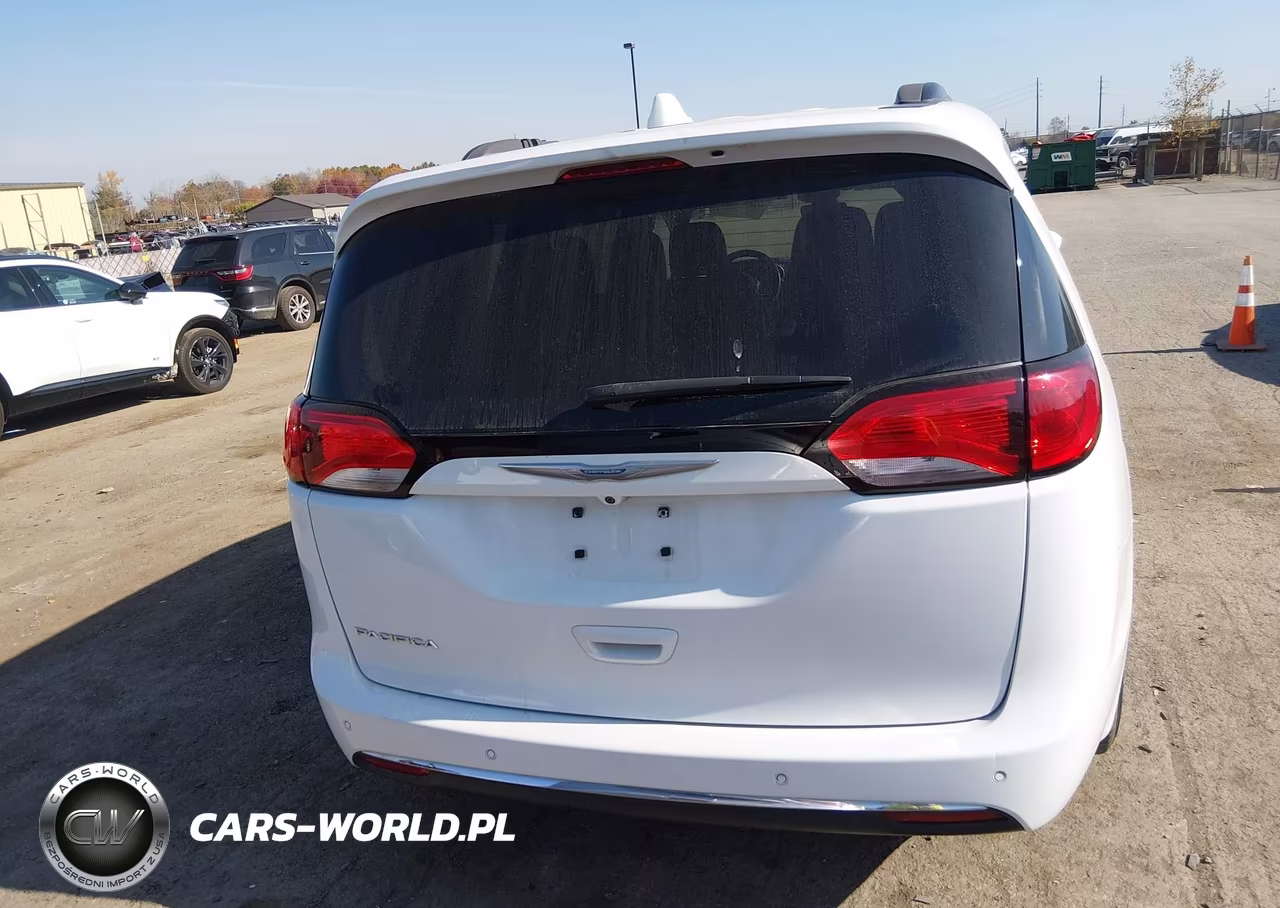 2017 Chrysler Pacifica Touring-L VIN:2C4RC1BG8HR744106 - 16