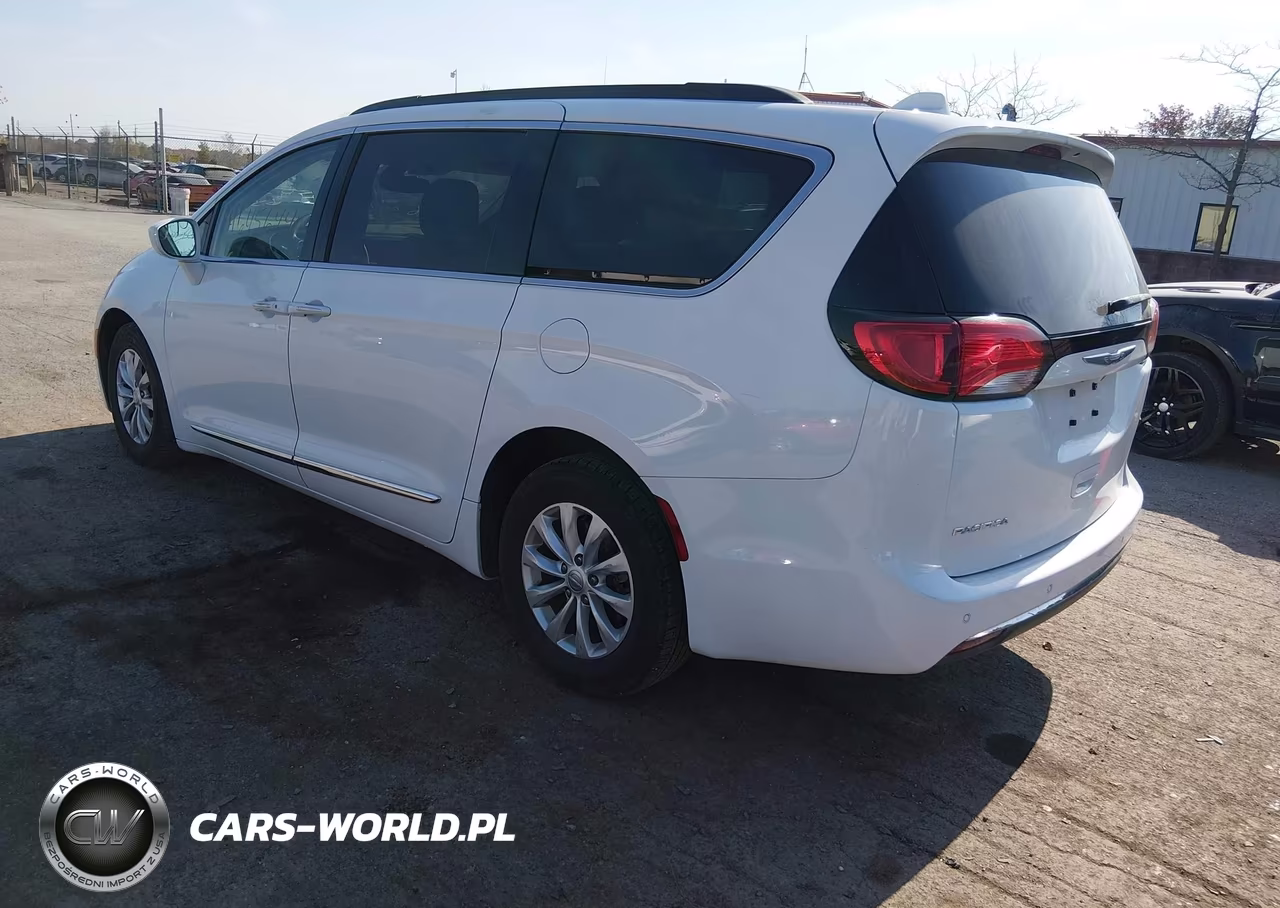 2017 Chrysler Pacifica Touring-L VIN:2C4RC1BG8HR744106 - 3