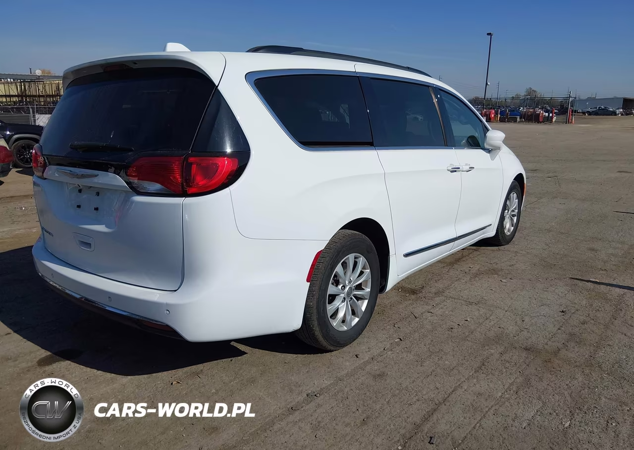 2017 Chrysler Pacifica Touring-L VIN:2C4RC1BG8HR744106 - 4