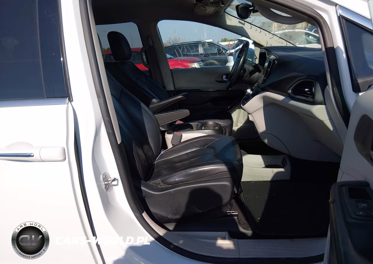 2017 Chrysler Pacifica Touring-L VIN:2C4RC1BG8HR744106 - 5