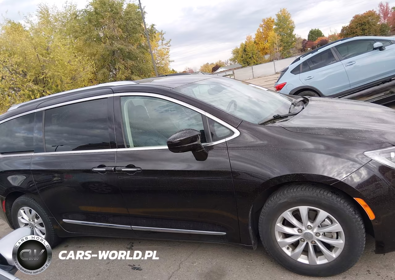 2018 Chrysler Pacifica Touring L VIN:2C4RC1BG0JR262977 - 13