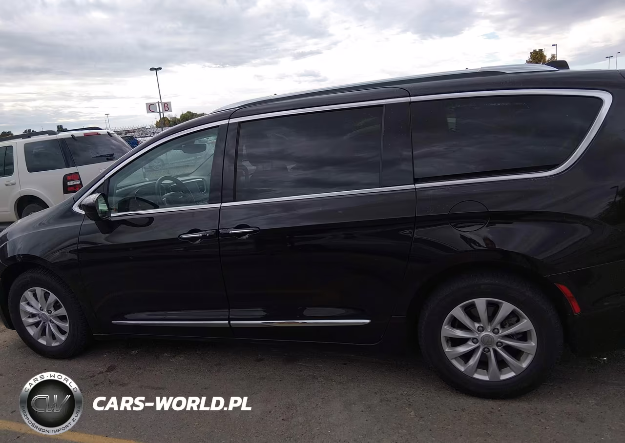 2018 Chrysler Pacifica Touring L VIN:2C4RC1BG0JR262977 - 14