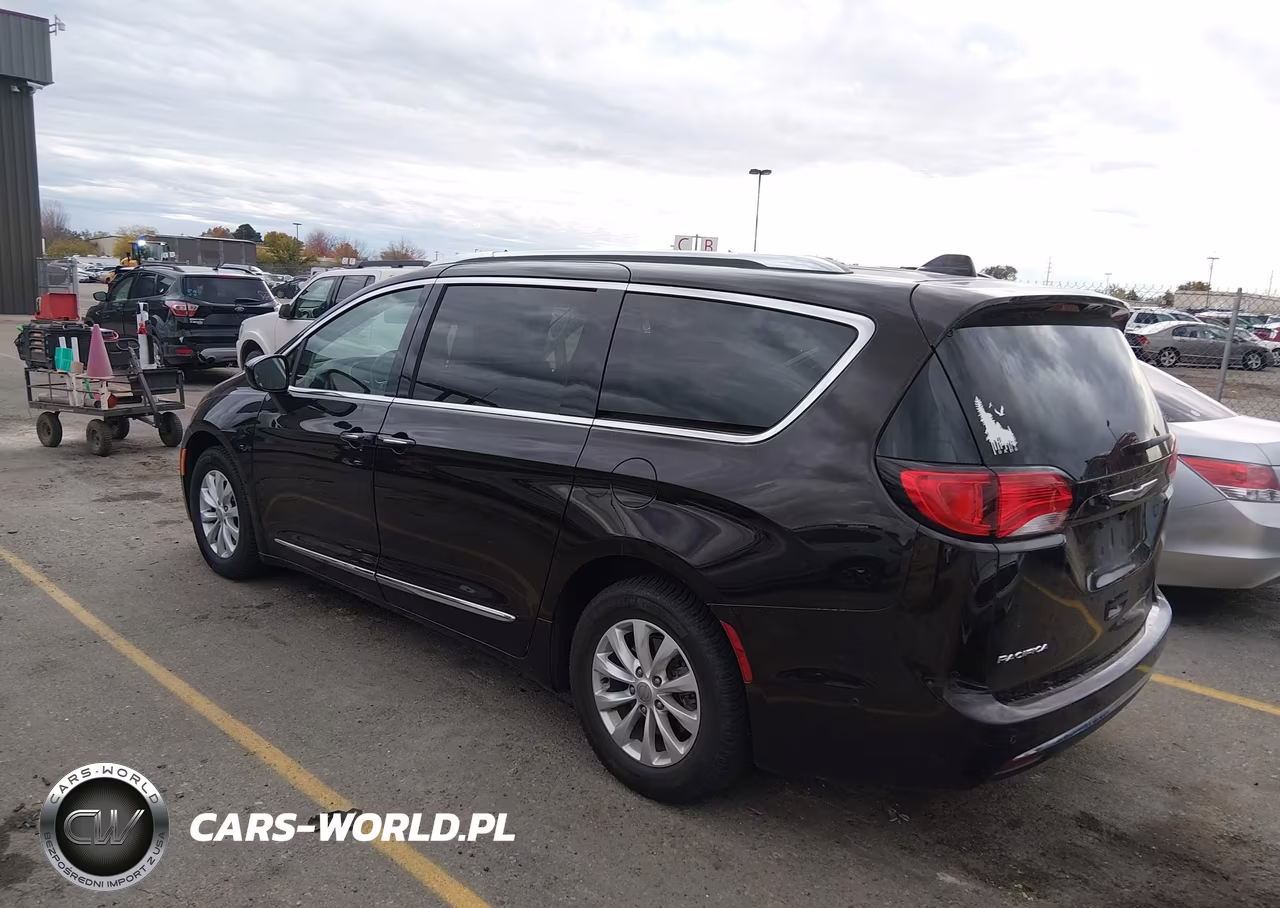 2018 Chrysler Pacifica Touring L VIN:2C4RC1BG0JR262977 - 3