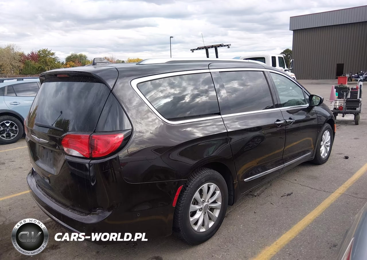 2018 Chrysler Pacifica Touring L VIN:2C4RC1BG0JR262977 - 4