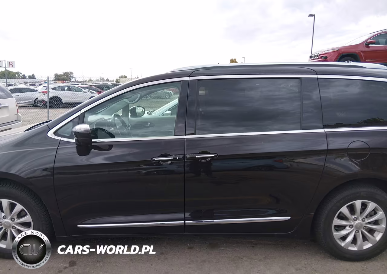 2018 Chrysler Pacifica Touring L VIN:2C4RC1BG0JR262977 - 6