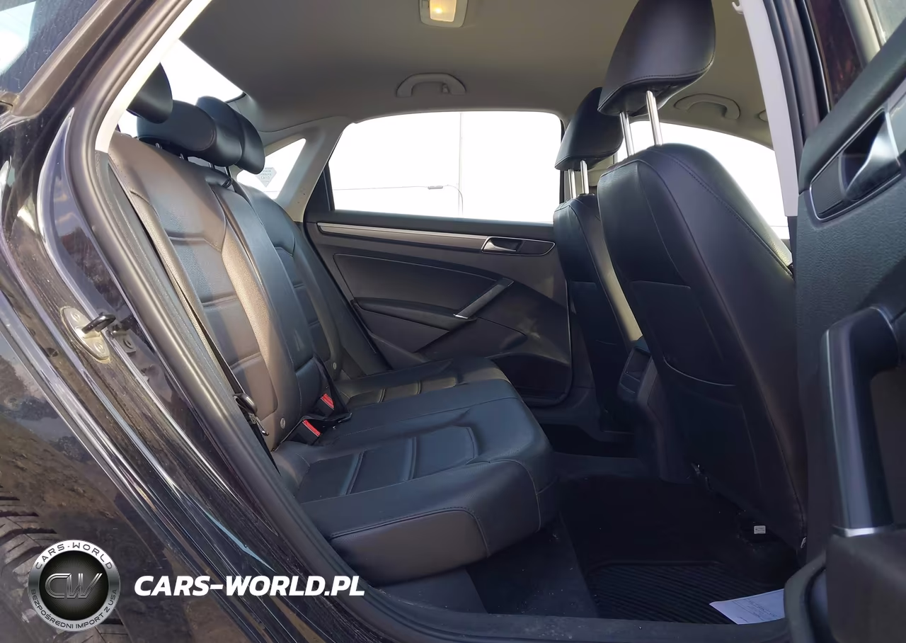 2018 Volkswagen Passat 2.0T R-Line-2.0T S VIN:1VWAA7A34JC000387 - 8