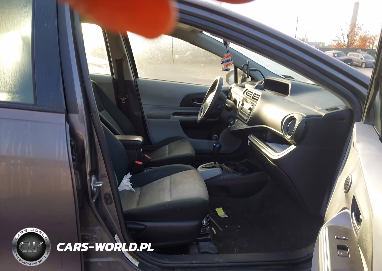 2014 Toyota Prius C VIN:JTDKDTB36E1569085 - 5