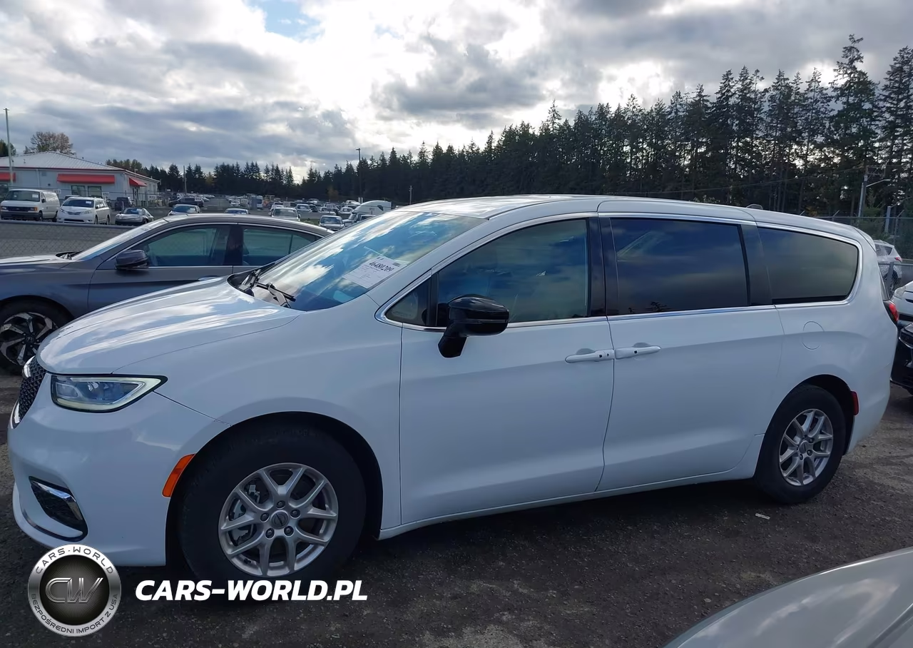 2025 Chrysler Pacifica Select VIN:2C4RC1BG9SR506093 - 13