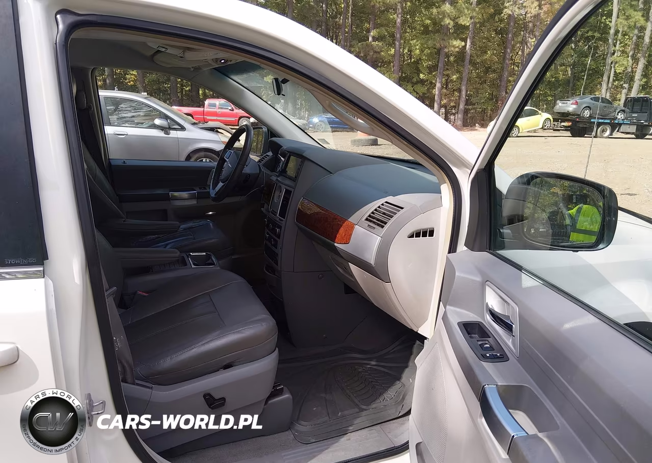 2008 Chrysler Town & Country Touring VIN:2A8HR54P48R703379 - 5