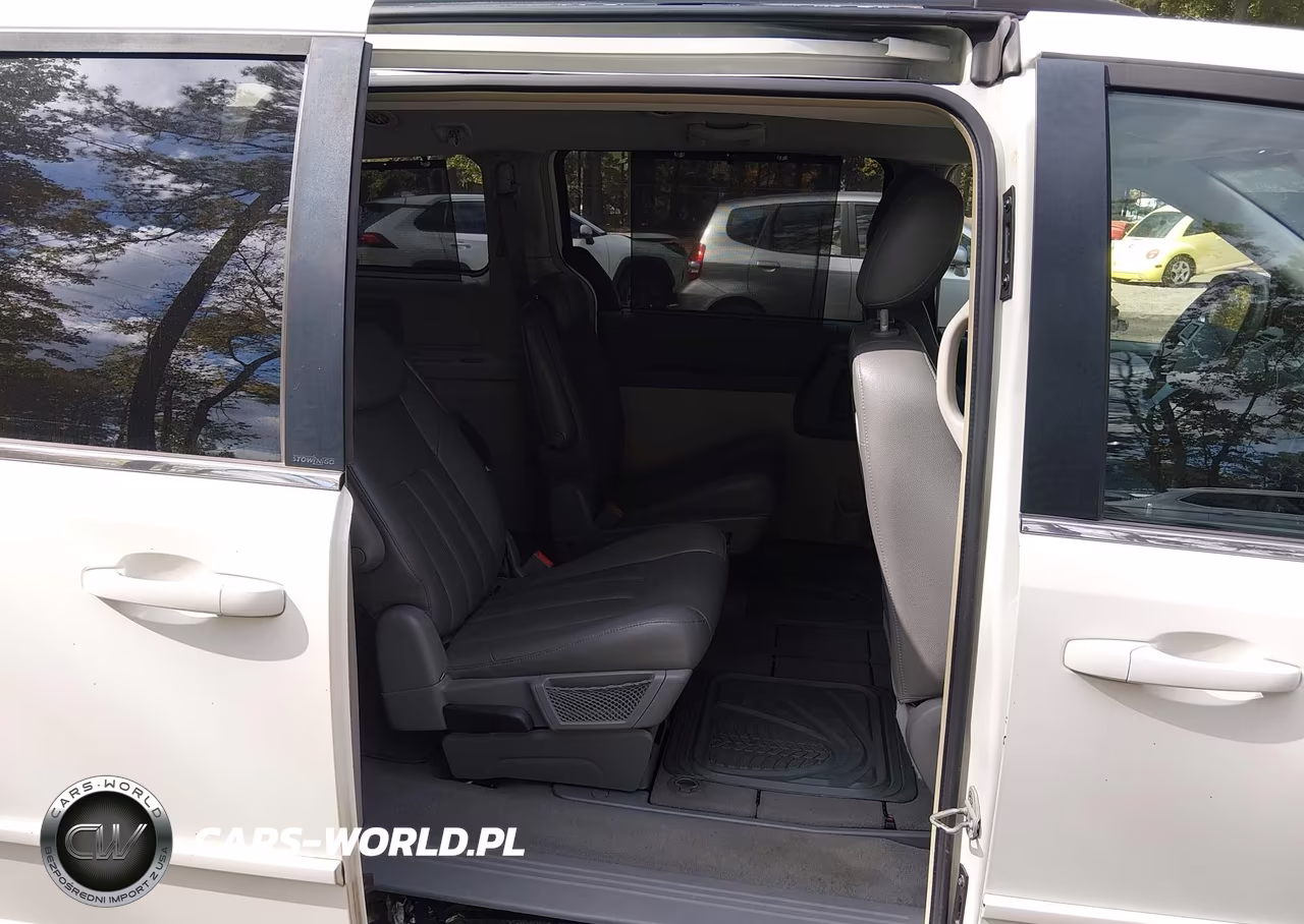 2008 Chrysler Town & Country Touring VIN:2A8HR54P48R703379 - 8